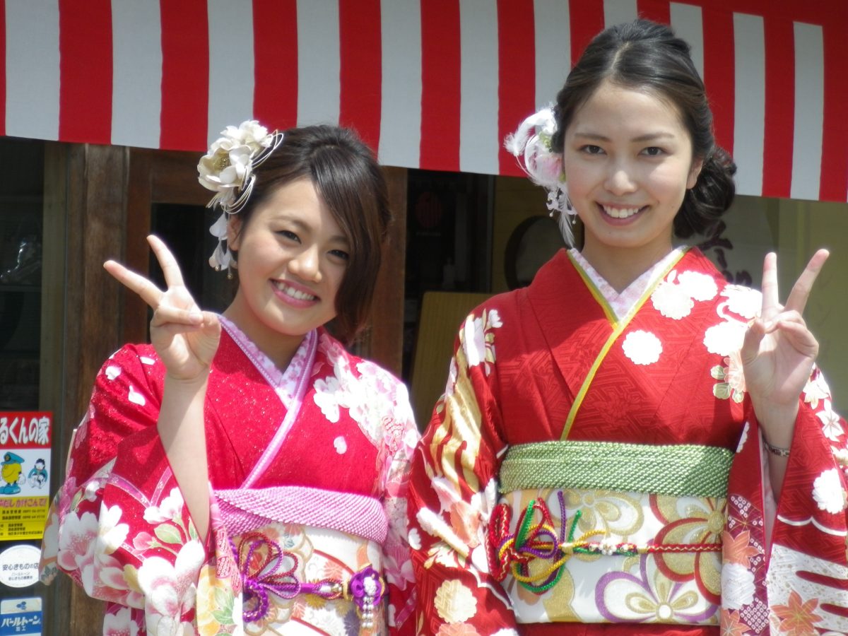 友人の結婚式に出席される3名様が振袖の着付けに来られました